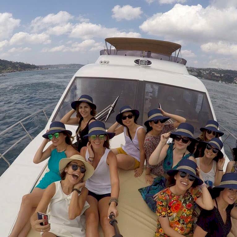 Arkadaşlarla keyifli yat turu