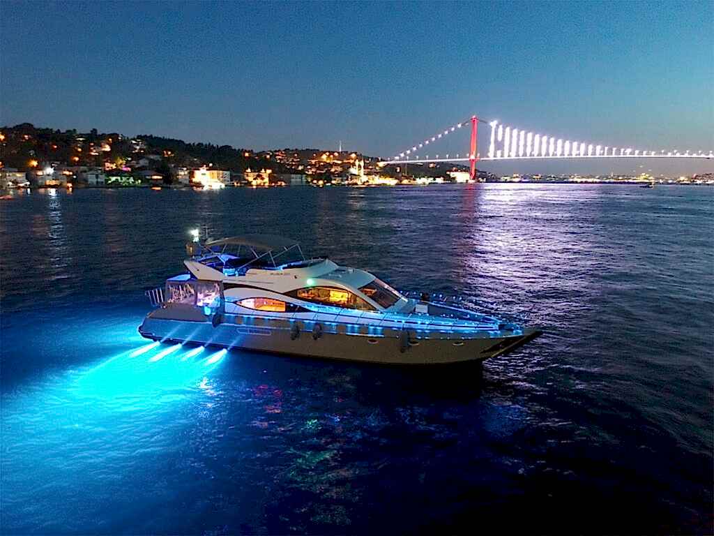 Boğaz’da denizden şehir manzarası