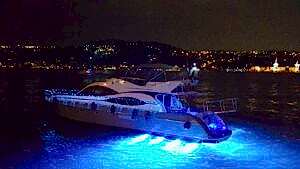 Yat turu eşliğinde kutlama