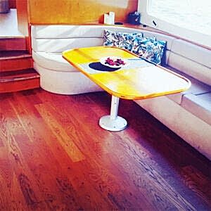 Yat salonu masa alanı