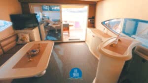 Konforlu yat yaşam alanı